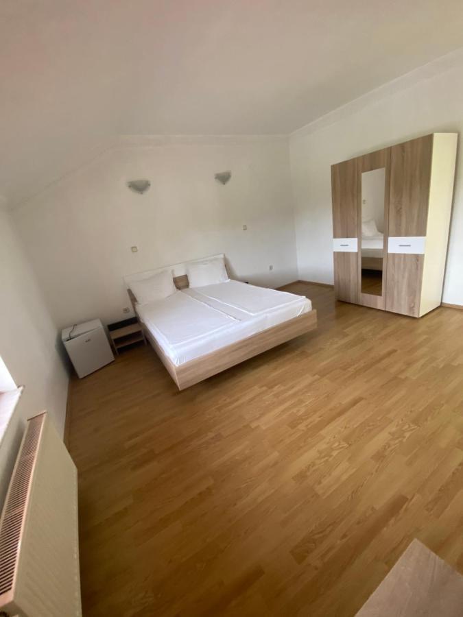Vila Hubert Baile Felix Luaran gambar